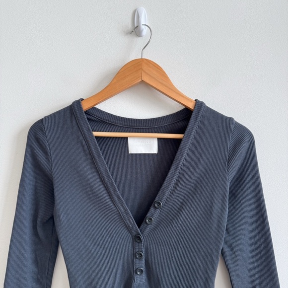 CITIZENS OF HUMANITY • Aideen V-Neck Henley Top in Charcoal - Picture 5 of 13